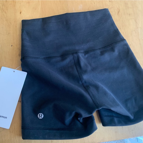 NWT Size 2 Lululemon Wunder Train shorts 4” - Picture 1 of 3